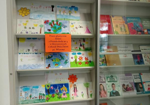Wystawa prac dzieci w bibliotece